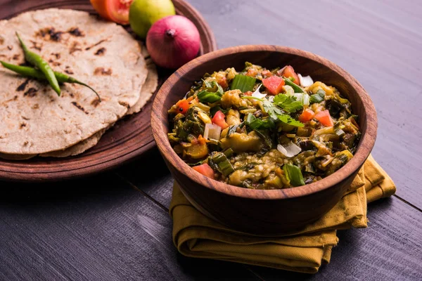 Güney Asya gıda maddesini, maharashtra, tadı Jowar un düz ekmek veya bhakar veya bhakri ile büyük içinde popüler Baigan Bharta - patlıcan püresi olduğunu