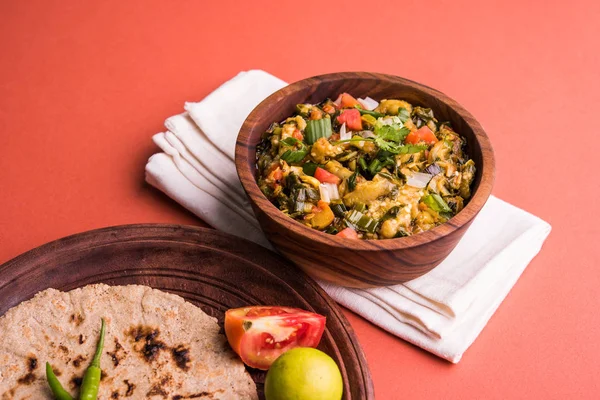 Güney Asya gıda maddesini, maharashtra, tadı Jowar un düz ekmek veya bhakar veya bhakri ile büyük içinde popüler Baigan Bharta - patlıcan püresi olduğunu