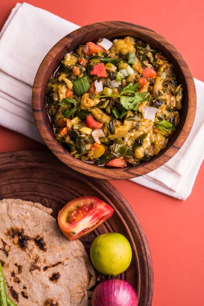 Baigan Bharta - Mashed Eggplant is South Asian food item, popular in maharashtra, tastes great with Jowar flour flat bread or bhakar or bhakri — Stock Photo, Image