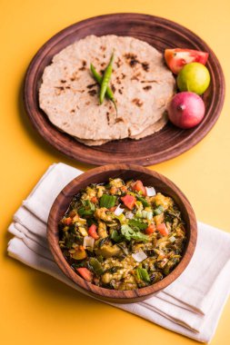 Güney Asya gıda maddesini, maharashtra, tadı Jowar un düz ekmek veya bhakar veya bhakri ile büyük içinde popüler Baigan Bharta - patlıcan püresi olduğunu