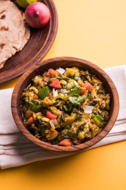 Güney Asya gıda maddesini, maharashtra, tadı Jowar un düz ekmek veya bhakar veya bhakri ile büyük içinde popüler Baigan Bharta - patlıcan püresi olduğunu