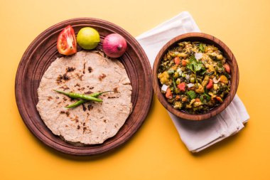 Güney Asya gıda maddesini, maharashtra, tadı Jowar un düz ekmek veya bhakar veya bhakri ile büyük içinde popüler Baigan Bharta - patlıcan püresi olduğunu