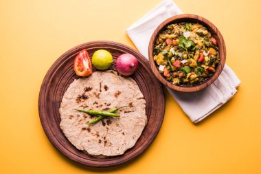 Güney Asya gıda maddesini, maharashtra, tadı Jowar un düz ekmek veya bhakar veya bhakri ile büyük içinde popüler Baigan Bharta - patlıcan püresi olduğunu