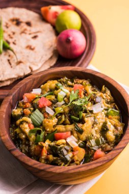 Güney Asya gıda maddesini, maharashtra, tadı Jowar un düz ekmek veya bhakar veya bhakri ile büyük içinde popüler Baigan Bharta - patlıcan püresi olduğunu
