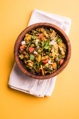 Güney Asya gıda maddesini, maharashtra, tadı Jowar un düz ekmek veya bhakar veya bhakri ile büyük içinde popüler Baigan Bharta - patlıcan püresi olduğunu