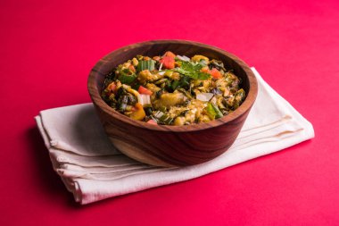 Güney Asya gıda maddesini, maharashtra, tadı Jowar un düz ekmek veya bhakar veya bhakri ile büyük içinde popüler Baigan Bharta - patlıcan püresi olduğunu