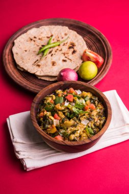 Güney Asya gıda maddesini, maharashtra, tadı Jowar un düz ekmek veya bhakar veya bhakri ile büyük içinde popüler Baigan Bharta - patlıcan püresi olduğunu