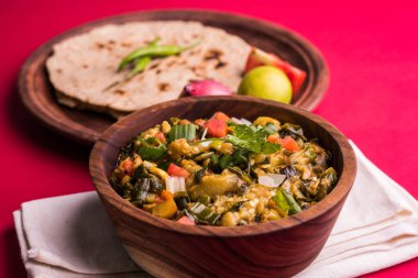 Güney Asya gıda maddesini, maharashtra, tadı Jowar un düz ekmek veya bhakar veya bhakri ile büyük içinde popüler Baigan Bharta - patlıcan püresi olduğunu