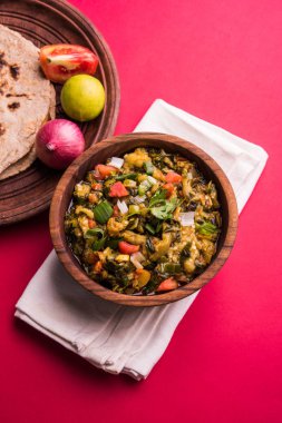 Güney Asya gıda maddesini, maharashtra, tadı Jowar un düz ekmek veya bhakar veya bhakri ile büyük içinde popüler Baigan Bharta - patlıcan püresi olduğunu