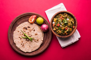 Güney Asya gıda maddesini, maharashtra, tadı Jowar un düz ekmek veya bhakar veya bhakri ile büyük içinde popüler Baigan Bharta - patlıcan püresi olduğunu