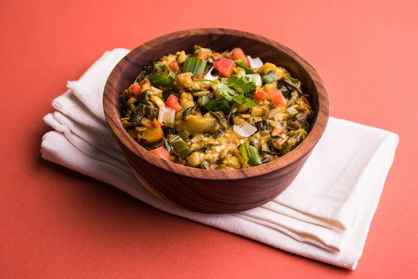 Güney Asya gıda maddesini, maharashtra, tadı Jowar un düz ekmek veya bhakar veya bhakri ile büyük içinde popüler Baigan Bharta - patlıcan püresi olduğunu