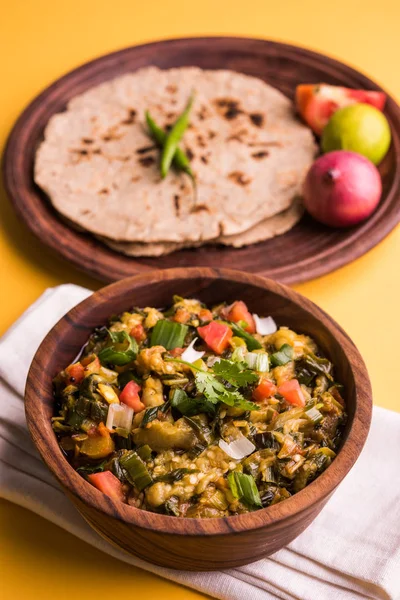 Güney Asya gıda maddesini, maharashtra, tadı Jowar un düz ekmek veya bhakar veya bhakri ile büyük içinde popüler Baigan Bharta - patlıcan püresi olduğunu