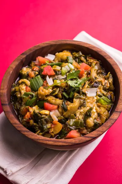 Güney Asya gıda maddesini, maharashtra, tadı Jowar un düz ekmek veya bhakar veya bhakri ile büyük içinde popüler Baigan Bharta - patlıcan püresi olduğunu