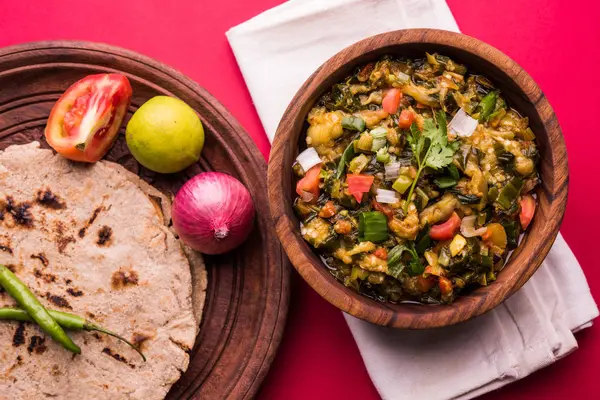 Güney Asya gıda maddesini, maharashtra, tadı Jowar un düz ekmek veya bhakar veya bhakri ile büyük içinde popüler Baigan Bharta - patlıcan püresi olduğunu