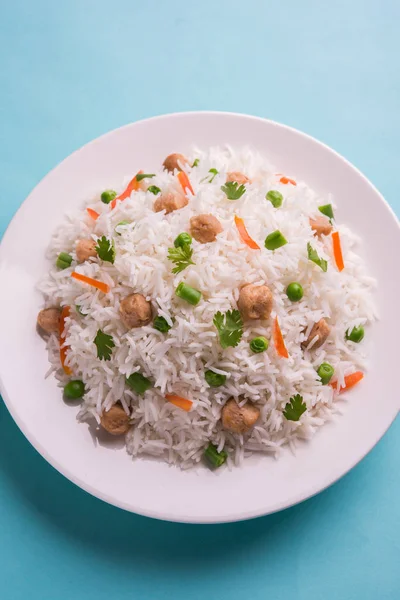 Yummy soya pulao atau nasi atau kedelai potongan nasi goreng dengan kacang polong dan kacang-kacangan, masakan India atau pakistani — Stok Foto