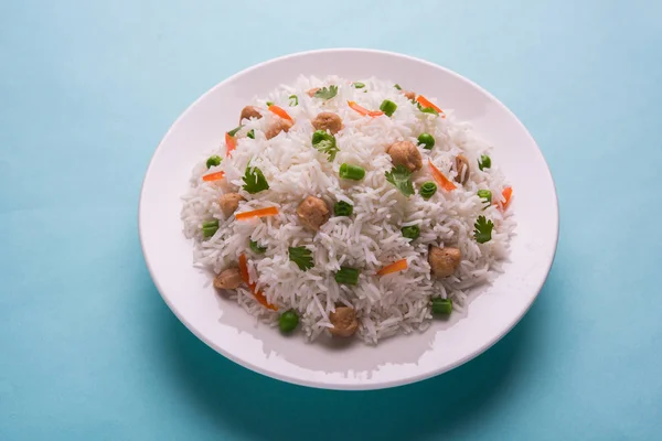 Delizioso pulao di soia o riso o riso fritto a pezzi di soia con piselli e fagioli, cucina indiana o pakistana — Foto Stock