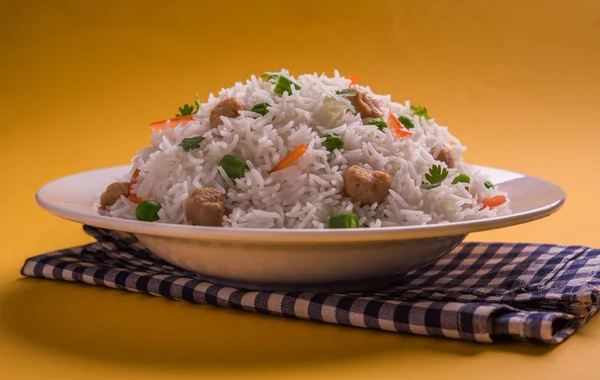Leckeren Soja pulao oder Reis oder Sojabohnenstückchen gebratenen Reis mit Erbsen und Bohnen, indische oder pakistanische Küche — Stockfoto