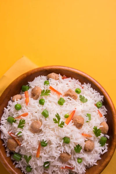 Yummy soya pulao or rice or soyabean chunk fried rice with peas and beans, indian or pakistani cuisine — Stock Photo, Image