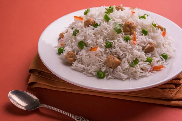 Yummy soya pulao or rice or soyabean chunk fried rice with peas and beans, indian or pakistani cuisine — Stock Photo, Image