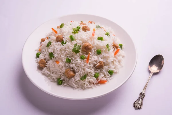 Yummy soya pulao or rice or soyabean chunk fried rice with peas and beans, indian or pakistani cuisine — Stock Photo, Image