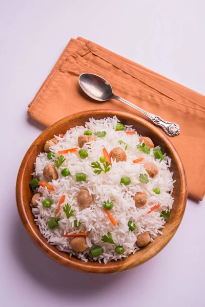 Yummy soya pulao or rice or soyabean chunk fried rice with peas and beans, indian or pakistani cuisine — Stock Photo, Image