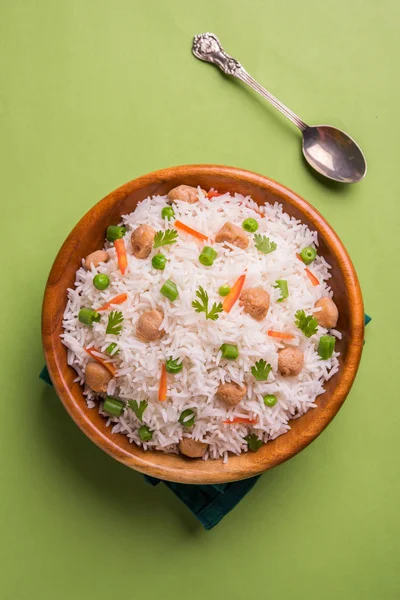 Yummy soya pulao or rice or soyabean chunk fried rice with peas and beans, indian or pakistani cuisine — Stock Photo, Image