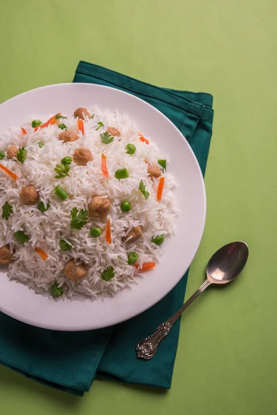 Yummy soya pulao or rice or soyabean chunk fried rice with peas and beans, indian or pakistani cuisine — Stock Photo, Image