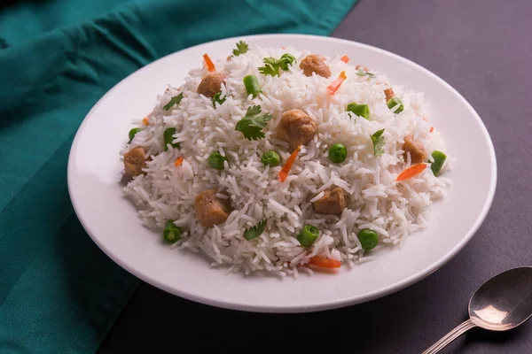 Yummy soya pulao or rice or soyabean chunk fried rice with peas and beans, indian or pakistani cuisine — Stock Photo, Image