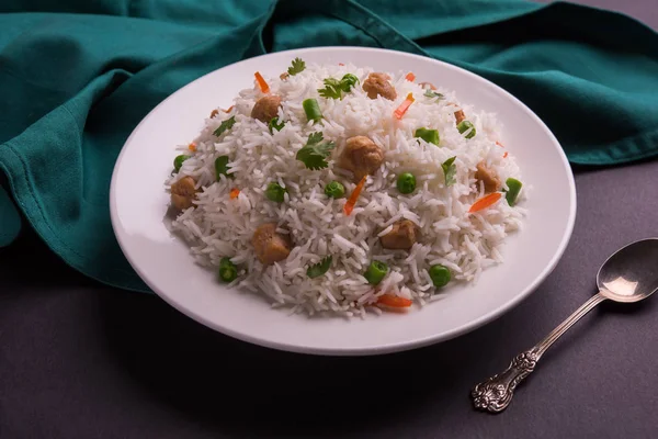Yummy soya pulao or rice or soyabean chunk fried rice with peas and beans, indian or pakistani cuisine — Stock Photo, Image