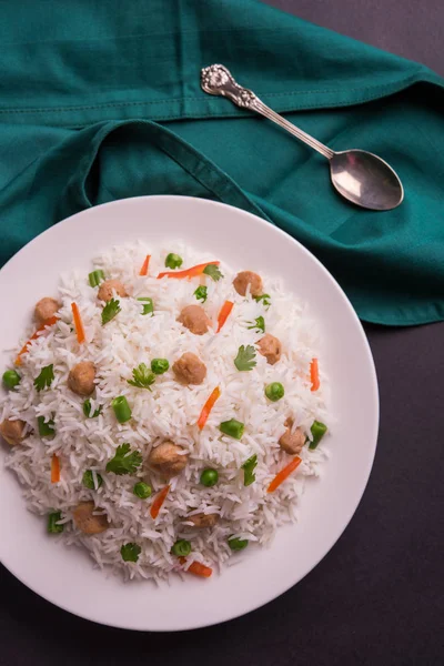 Yummy soya pulao or rice or soyabean chunk fried rice with peas and beans, indian or pakistani cuisine — Stock Photo, Image