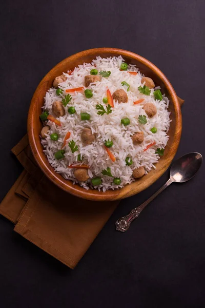 Yummy soya pulao or rice or soyabean chunk fried rice with peas and beans, indian or pakistani cuisine — Stock Photo, Image