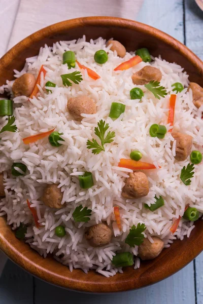 Yummy soya pulao or rice or soyabean chunk fried rice with peas and beans, indian or pakistani cuisine — Stock Photo, Image