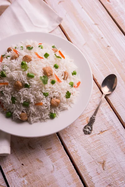 Pulao de soja délicieux ou riz ou riz frit au morceau de soja avec pois et haricots, cuisine indienne ou pakistanaise — Photo