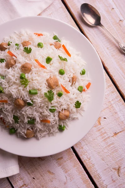 Yummy soya pulao or rice or soyabean chunk fried rice with peas and beans, indian or pakistani cuisine — Stock Photo, Image