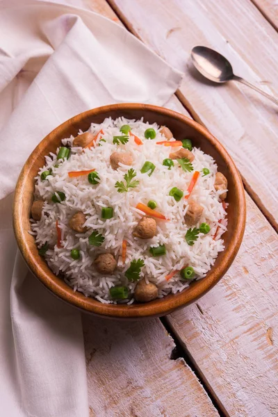 Yummy soya pulao or pilav or pulav or rice or soyabean chunk fried rice with peas and beans, indian or pakistani cuisine — Stock Photo, Image