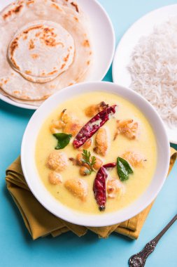 Kuzey Hindistan'ın popüler gıda Kadhi Pakoda veya kadhi pakora laccha paratha veya roti ve pişmiş basmati pirinç