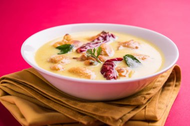 Kuzey Hindistan'ın popüler gıda Kadhi Pakoda veya kadhi pakora laccha paratha veya roti ve pişmiş basmati pirinç