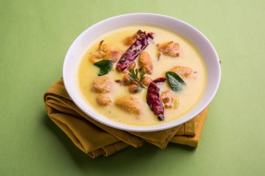 Kuzey Hindistan'ın popüler gıda Kadhi Pakoda veya kadhi pakora laccha paratha veya roti ve pişmiş basmati pirinç