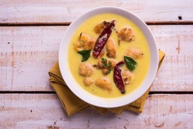 Kuzey Hindistan'ın popüler gıda Kadhi Pakoda veya kadhi pakora laccha paratha veya roti ve pişmiş basmati pirinç