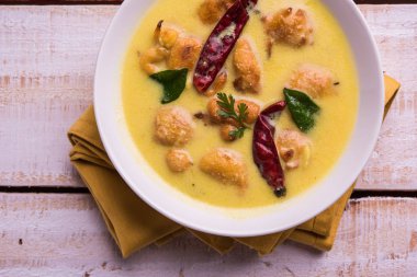 Kuzey Hindistan'ın popüler gıda Kadhi Pakoda veya kadhi pakora laccha paratha veya roti ve pişmiş basmati pirinç