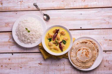 Kuzey Hindistan'ın popüler gıda Kadhi Pakoda veya kadhi pakora laccha paratha veya roti ve pişmiş basmati pirinç