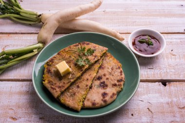 Daikon, turp, mooli veya muli paratha veya doldurulmuş turp paratha, Hintli ya da Pakistanlı favori tarifi tereyağı ve domates ketçap, seçici odak ile hizmet