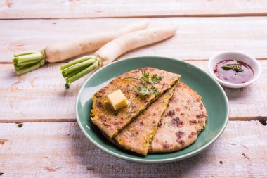 Daikon, turp, mooli veya muli paratha veya doldurulmuş turp paratha, Hintli ya da Pakistanlı favori tarifi tereyağı ve domates ketçap, seçici odak ile hizmet
