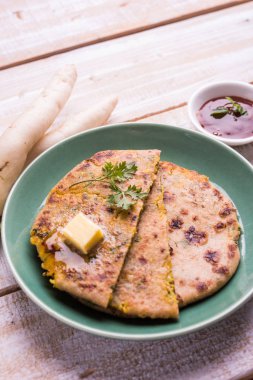 Daikon, turp, mooli veya muli paratha veya doldurulmuş turp paratha, Hintli ya da Pakistanlı favori tarifi tereyağı ve domates ketçap, seçici odak ile hizmet