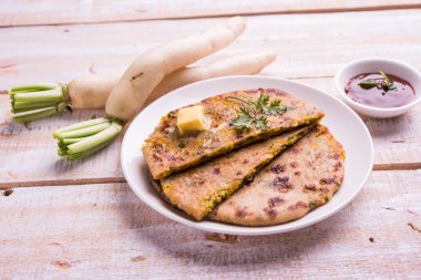 Daikon, turp, mooli veya muli paratha veya doldurulmuş turp paratha, Hintli ya da Pakistanlı favori tarifi tereyağı ve domates ketçap, seçici odak ile hizmet