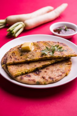 Daikon, turp, mooli veya muli paratha veya doldurulmuş turp paratha, Hintli ya da Pakistanlı favori tarifi tereyağı ve domates ketçap, seçici odak ile hizmet