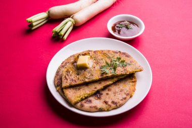 Daikon, turp, mooli veya muli paratha veya doldurulmuş turp paratha, Hintli ya da Pakistanlı favori tarifi tereyağı ve domates ketçap, seçici odak ile hizmet