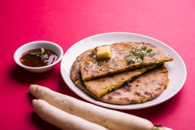 Daikon, turp, mooli veya muli paratha veya doldurulmuş turp paratha, Hintli ya da Pakistanlı favori tarifi tereyağı ve domates ketçap, seçici odak ile hizmet
