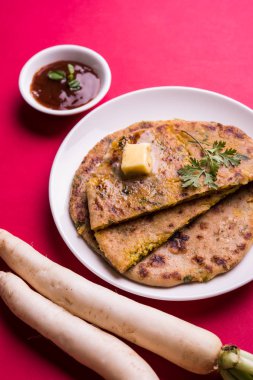 Daikon, turp, mooli veya muli paratha veya doldurulmuş turp paratha, Hintli ya da Pakistanlı favori tarifi tereyağı ve domates ketçap, seçici odak ile hizmet