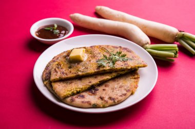 Daikon, turp, mooli veya muli paratha veya doldurulmuş turp paratha, Hintli ya da Pakistanlı favori tarifi tereyağı ve domates ketçap, seçici odak ile hizmet